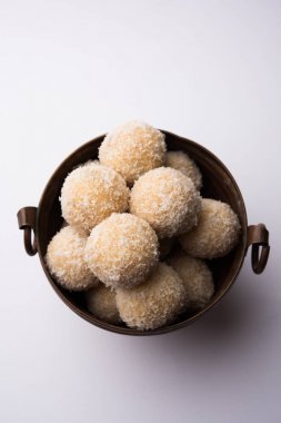 ev yapımı Hindistan cevizi gidecektir / tatlı Laddu yapılan Hindistan cevizi ve süt, seçici odak ile