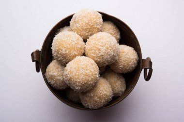 ev yapımı Hindistan cevizi gidecektir / tatlı Laddu yapılan Hindistan cevizi ve süt, seçici odak ile