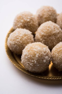 ev yapımı Hindistan cevizi gidecektir / tatlı Laddu yapılan Hindistan cevizi ve süt, seçici odak ile