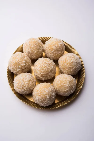 Kelapa buatan sendiri Ladoo / Laddu manis yang dibuat dengan kelapa dan susu, fokus selektif — Stok Foto