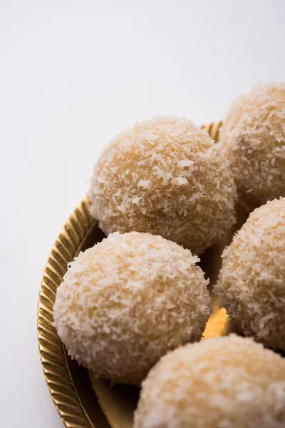 Hausgemachte Kokosnuss ladoo / sweet laddu aus Kokosnuss und Milch, selektiver Fokus — Stockfoto