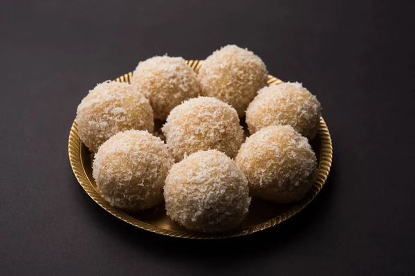 Hausgemachte Kokosnuss ladoo / sweet laddu aus Kokosnuss und Milch, selektiver Fokus — Stockfoto