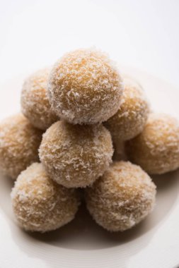 ev yapımı Hindistan cevizi gidecektir / tatlı Laddu yapılan Hindistan cevizi ve süt, seçici odak ile