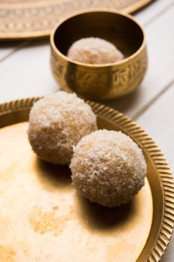 ev yapımı Hindistan cevizi gidecektir / tatlı Laddu yapılan Hindistan cevizi ve süt, seçici odak ile