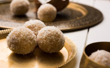 ev yapımı Hindistan cevizi gidecektir / tatlı Laddu yapılan Hindistan cevizi ve süt, seçici odak ile