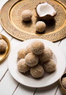 ev yapımı Hindistan cevizi gidecektir / tatlı Laddu yapılan Hindistan cevizi ve süt, seçici odak ile