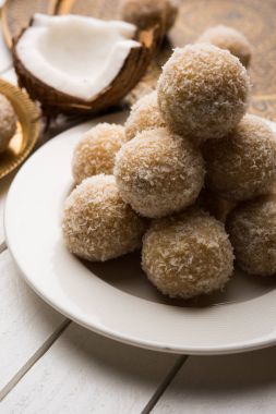 ev yapımı Hindistan cevizi gidecektir / tatlı Laddu yapılan Hindistan cevizi ve süt, seçici odak ile