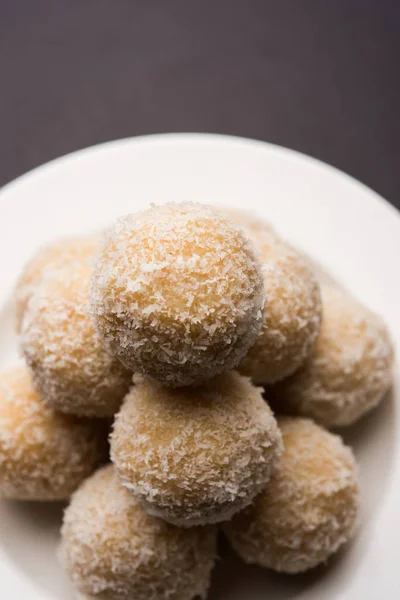 Hausgemachte Kokosnuss ladoo / sweet laddu aus Kokosnuss und Milch, selektiver Fokus — Stockfoto