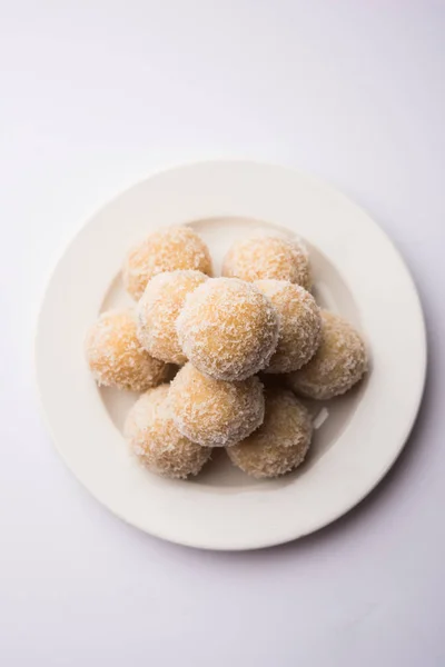 Homemade Coconut Ladoo  / Sweet Laddu made with coconut and milk, selective focus — Stock Photo, Image