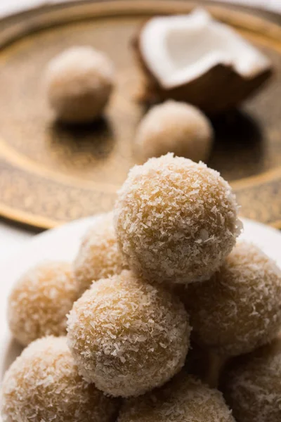 ev yapımı Hindistan cevizi gidecektir / tatlı Laddu yapılan Hindistan cevizi ve süt, seçici odak ile