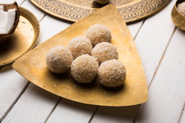 ev yapımı Hindistan cevizi gidecektir / tatlı Laddu yapılan Hindistan cevizi ve süt, seçici odak ile