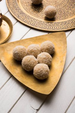 ev yapımı Hindistan cevizi gidecektir / tatlı Laddu yapılan Hindistan cevizi ve süt, seçici odak ile