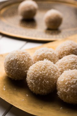 ev yapımı Hindistan cevizi gidecektir / tatlı Laddu yapılan Hindistan cevizi ve süt, seçici odak ile