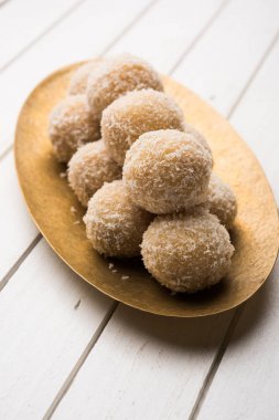 ev yapımı Hindistan cevizi gidecektir / tatlı Laddu yapılan Hindistan cevizi ve süt, seçici odak ile