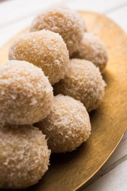 ev yapımı Hindistan cevizi gidecektir / tatlı Laddu yapılan Hindistan cevizi ve süt, seçici odak ile