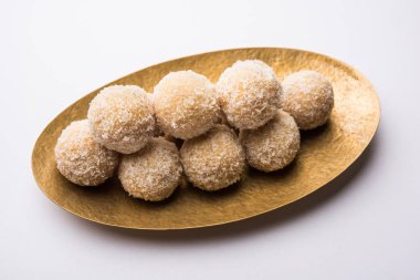 ev yapımı Hindistan cevizi gidecektir / tatlı Laddu yapılan Hindistan cevizi ve süt, seçici odak ile