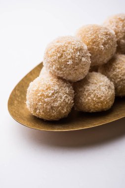 ev yapımı Hindistan cevizi gidecektir / tatlı Laddu yapılan Hindistan cevizi ve süt, seçici odak ile