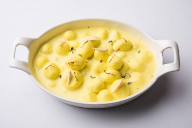 Angoori rasmalai veya anguri ras malai Hint bir tatlı olduğunu. Süzme peynir iyi şeker formu üzüm büyüklüğünde toplar için haddelenmiş ve chashni, şekerli şurup batırılmış sonra yapılmış. seçici odak