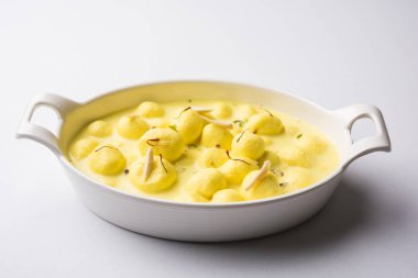 Angoori rasmalai veya anguri ras malai Hint bir tatlı olduğunu. Süzme peynir iyi şeker formu üzüm büyüklüğünde toplar için haddelenmiş ve chashni, şekerli şurup batırılmış sonra yapılmış. seçici odak