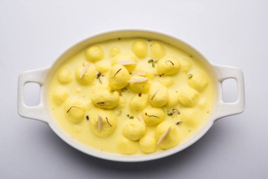 Angoori rasmalai veya anguri ras malai Hint bir tatlı olduğunu. Süzme peynir iyi şeker formu üzüm büyüklüğünde toplar için haddelenmiş ve chashni, şekerli şurup batırılmış sonra yapılmış. seçici odak