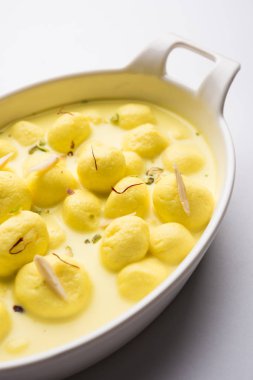   Download önizleme Angoori rasmalai veya anguri ras malai Hint bir tatlı olduğunu. Süzme peynir iyi şeker formu üzüm büyüklüğünde toplar için haddelenmiş ve chashni, şekerli şurup batırılmış sonra yapılmış. seçici odak