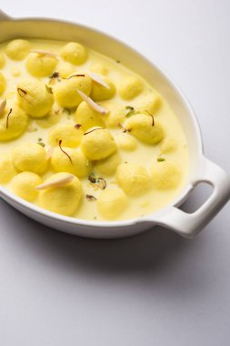   Download önizleme Angoori rasmalai veya anguri ras malai Hint bir tatlı olduğunu. Süzme peynir iyi şeker formu üzüm büyüklüğünde toplar için haddelenmiş ve chashni, şekerli şurup batırılmış sonra yapılmış. seçici odak