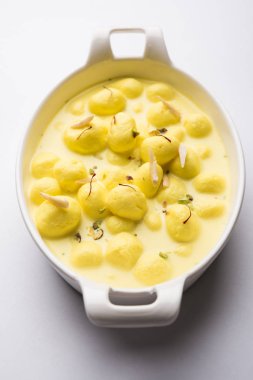   Download önizleme Angoori rasmalai veya anguri ras malai Hint bir tatlı olduğunu. Süzme peynir iyi şeker formu üzüm büyüklüğünde toplar için haddelenmiş ve chashni, şekerli şurup batırılmış sonra yapılmış. seçici odak