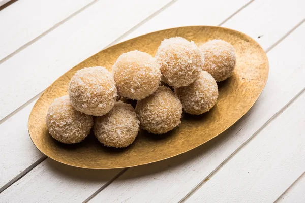 Zelfgemaakte kokos Ladoo / Sweet Laddu gemaakt met kokos en melk, selectieve aandacht — Stockfoto