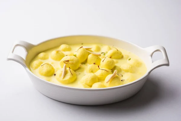 stock image Angoori rasmalai or anguri ras malai is an Indian dessert. Made from cottage cheese which is then soaked in chashni, a sugary syrup, and rolled in fine sugar to form grape-sized balls. selective focus