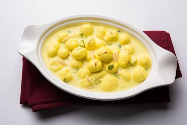   Download önizleme Angoori rasmalai veya anguri ras malai Hint bir tatlı olduğunu. Süzme peynir iyi şeker formu üzüm büyüklüğünde toplar için haddelenmiş ve chashni, şekerli şurup batırılmış sonra yapılmış. seçici odak