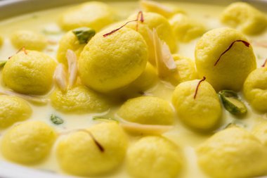   Download önizleme Angoori rasmalai veya anguri ras malai Hint bir tatlı olduğunu. Süzme peynir iyi şeker formu üzüm büyüklüğünde toplar için haddelenmiş ve chashni, şekerli şurup batırılmış sonra yapılmış. seçici odak