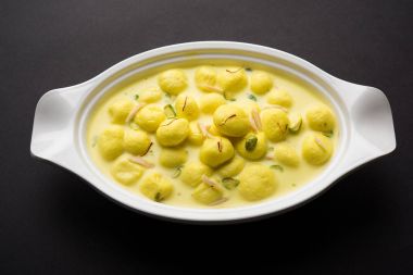   Download önizleme Angoori rasmalai veya anguri ras malai Hint bir tatlı olduğunu. Süzme peynir iyi şeker formu üzüm büyüklüğünde toplar için haddelenmiş ve chashni, şekerli şurup batırılmış sonra yapılmış. seçici odak