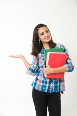 İyi görünümlü Hint Bayan üniversite öğrencisi kitaplar ile ya da ezelî gözlükler, beyaz arka plan üzerinde izole tutan çanta ile ayakta