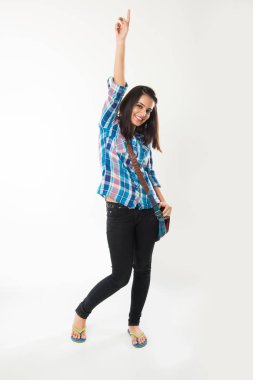 İyi görünümlü Hint Bayan üniversite öğrencisi kitaplar ile ya da ezelî gözlükler, beyaz arka plan üzerinde izole tutan çanta ile ayakta