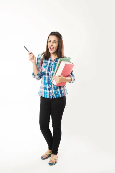 Gut aussehende indische College-Studentin mit Tasche und Büchern mit oder ohne Brille, isoliert über weißem Hintergrund — Stockfoto