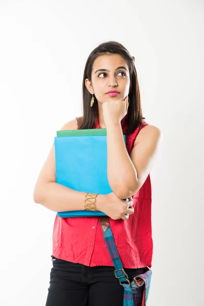 Gut aussehende indische College-Studentin mit Tasche und Büchern mit oder ohne Brille, isoliert über weißem Hintergrund — Stockfoto