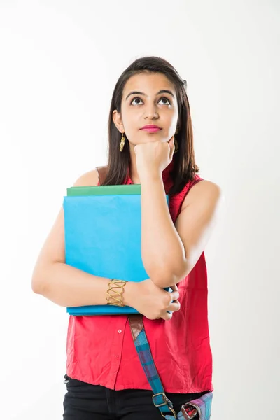 Gut aussehende indische College-Studentin mit Tasche und Büchern mit oder ohne Brille, isoliert über weißem Hintergrund — Stockfoto