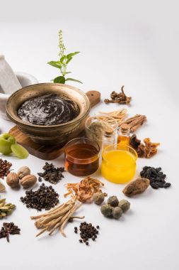 Hint Ayurvedik diyet ek Chyawanprash denilen / chyavanaprasha pişmiş şeker, bal, ghee, Hint bektaşi üzümü (amla), reçel, Tahin, çilek, otlar ve çeşitli baharat karışımıdır
