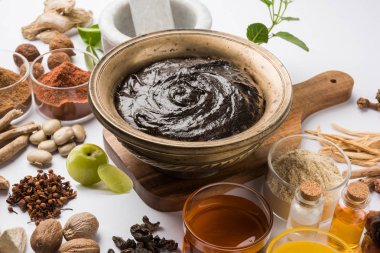 Hint Ayurvedik diyet ek Chyawanprash denilen / chyavanaprasha pişmiş şeker, bal, ghee, Hint bektaşi üzümü (amla), reçel, Tahin, çilek, otlar ve çeşitli baharat karışımıdır