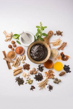 Hint Ayurvedik diyet ek Chyawanprash denilen / chyavanaprasha pişmiş şeker, bal, ghee, Hint bektaşi üzümü (amla), reçel, Tahin, çilek, otlar ve çeşitli baharat karışımıdır