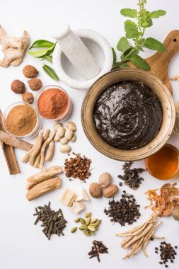 Hint Ayurvedik diyet ek Chyawanprash denilen / chyavanaprasha pişmiş şeker, bal, ghee, Hint bektaşi üzümü (amla), reçel, Tahin, çilek, otlar ve çeşitli baharat karışımıdır