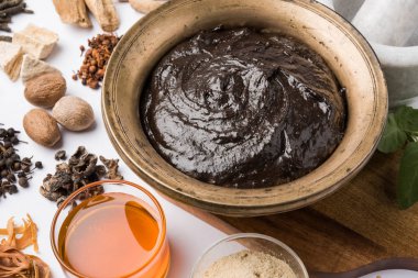 Hint Ayurvedik diyet ek Chyawanprash denilen / chyavanaprasha pişmiş şeker, bal, ghee, Hint bektaşi üzümü (amla), reçel, Tahin, çilek, otlar ve çeşitli baharat karışımıdır