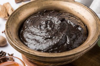 Hint Ayurvedik diyet ek Chyawanprash denilen / chyavanaprasha pişmiş şeker, bal, ghee, Hint bektaşi üzümü (amla), reçel, Tahin, çilek, otlar ve çeşitli baharat karışımıdır