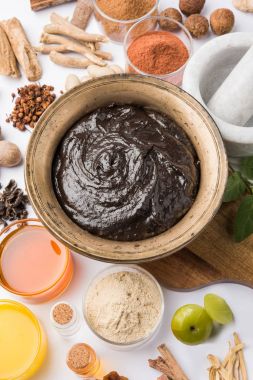 Hint Ayurvedik diyet ek Chyawanprash denilen / chyavanaprasha pişmiş şeker, bal, ghee, Hint bektaşi üzümü (amla), reçel, Tahin, çilek, otlar ve çeşitli baharat karışımıdır