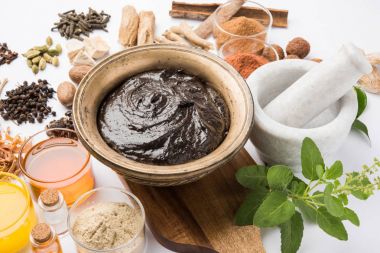 Hint Ayurvedik diyet ek Chyawanprash denilen / chyavanaprasha pişmiş şeker, bal, ghee, Hint bektaşi üzümü (amla), reçel, Tahin, çilek, otlar ve çeşitli baharat karışımıdır