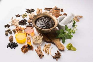 Hint Ayurvedik diyet ek Chyawanprash denilen / chyavanaprasha pişmiş şeker, bal, ghee, Hint bektaşi üzümü (amla), reçel, Tahin, çilek, otlar ve çeşitli baharat karışımıdır