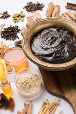 Hint Ayurvedik diyet ek Chyawanprash denilen / chyavanaprasha pişmiş şeker, bal, ghee, Hint bektaşi üzümü (amla), reçel, Tahin, çilek, otlar ve çeşitli baharat karışımıdır