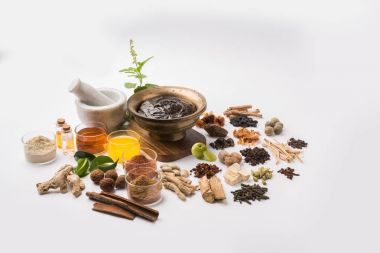 Hint Ayurvedik diyet ek Chyawanprash denilen / chyavanaprasha pişmiş şeker, bal, ghee, Hint bektaşi üzümü (amla), reçel, Tahin, çilek, otlar ve çeşitli baharat karışımıdır