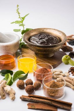Hint Ayurvedik diyet ek Chyawanprash denilen / chyavanaprasha pişmiş şeker, bal, ghee, Hint bektaşi üzümü (amla), reçel, Tahin, çilek, otlar ve çeşitli baharat karışımıdır