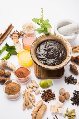 Hint Ayurvedik diyet ek Chyawanprash denilen / chyavanaprasha pişmiş şeker, bal, ghee, Hint bektaşi üzümü (amla), reçel, Tahin, çilek, otlar ve çeşitli baharat karışımıdır